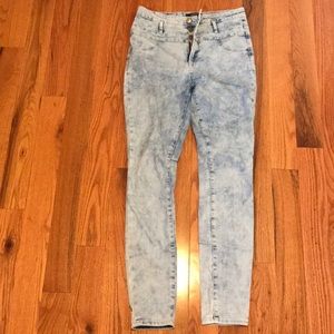 Three Buttoned High-Waisted Jeans